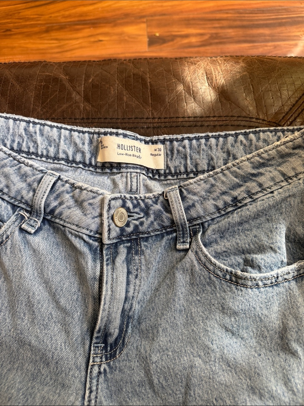 Hollister women’s Light Wash Relaxed Jeans